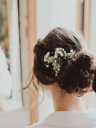 Raccolto morbido e romantico, arricchito dal dettaglio di una treccia. Servizio sposa Io Vanesia