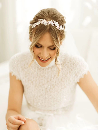 Raccolto intrecciato con ciocche morbide sul viso. Servizio sposa Io Vanesia.