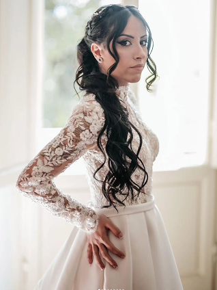 Meravigliosa coda lunghissima con onde, arricchita dalla presenza di due trecce e una piccola tiara. Servizio sposa Io Vanesia.