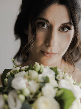 Look sinuoso e morbido, arricchito da un dettaglio prezioso e luminoso. Servizio sposa Io Vanesia