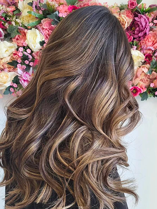 Milk chocolate balayage su capelli lunghi con onde morbide. Trattamento e piega Io Vanesia