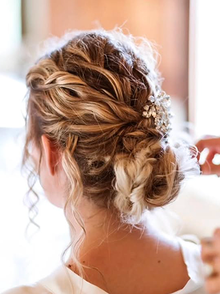 sofisticato raccolto intrecciato, con decorazione gioiello e morbide ciocche ondulate. Servizio sposa Io Vanesia